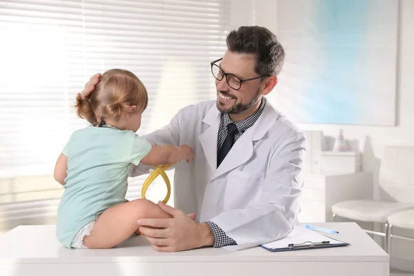 Педиатр Осматривает Ребенка Стетоскопом Клинике — стоковое фото