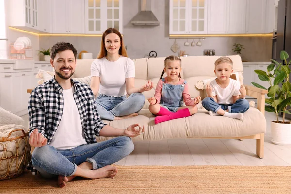 Lycklig Familj Mediterar Tillsammans Hemma Harmoni Och Zen — Stockfoto