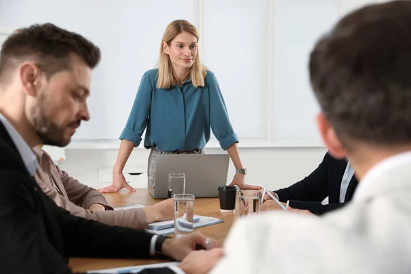 Geschäftsfrau Mit Ihren Mitarbeitern Bei Einem Treffen Büro — Stockfoto