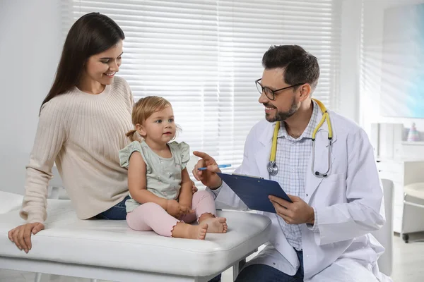 Madre Lindo Bebé Tienen Cita Con Pediatra Clínica Médico Examinando —  Fotos de Stock