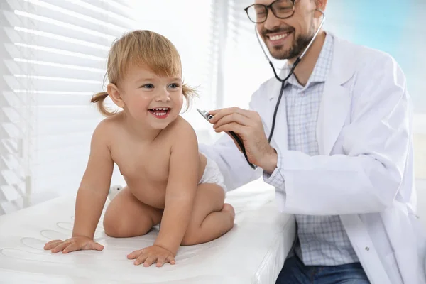 Педіатр Вивчає Дитину Стетоскопом Клініці — стокове фото