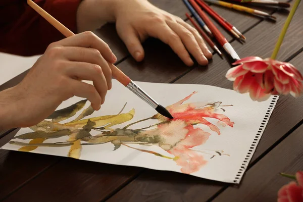 Mulher Pintando Flores Com Aquarela Mesa Madeira Close Obra Criativa — Fotografia de Stock