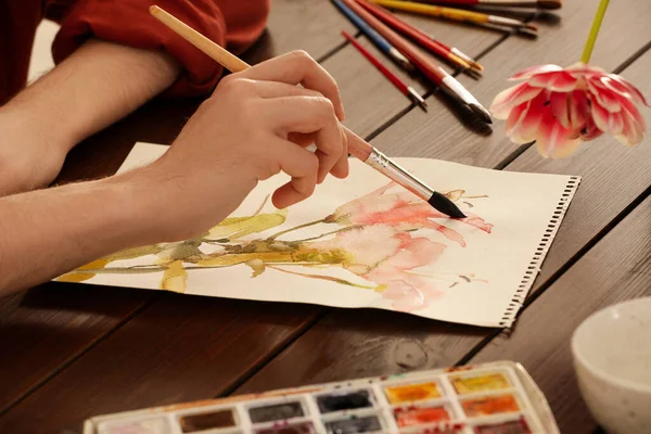 Женщина Рисует Цветы Акварелью Деревянным Столом Крупным Планом Творчество Художника — стоковое фото