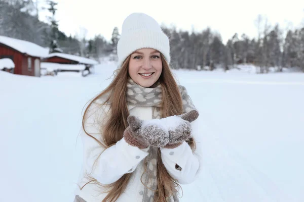Vintersemester Vacker Kvinna Håller Hög Med Snö Utomhus — Stockfoto