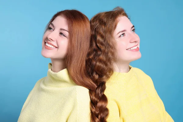 Porträtt Vackra Unga Rödhåriga Systrar Ljusblå Bakgrund — Stockfoto