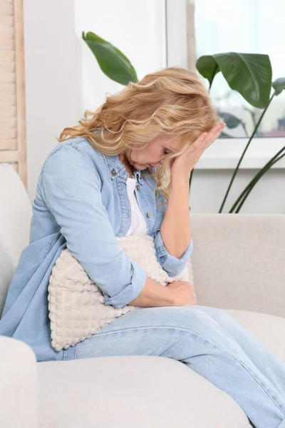 自宅のソファで頭痛に苦しんでいる女性 ホルモン障害 — ストック写真