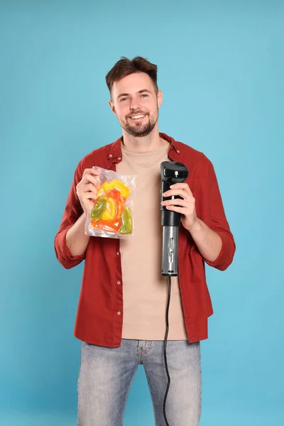 Усміхнений Чоловік Тримає Відео Плиту Овочі Вакуумній Упаковці Світло Блакитному — стокове фото