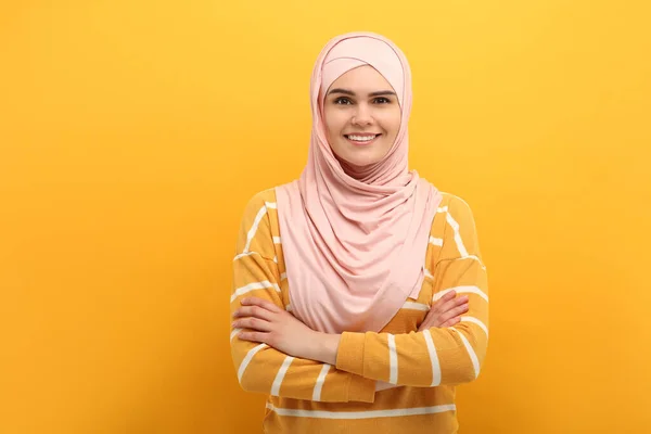 带有橙色背景的头巾穆斯林妇女画像 — 图库照片