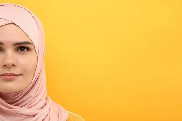 穆斯林妇女 头戴头巾 背景橙色 文字空间 — 图库照片