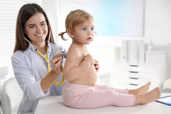 Педиатр Осматривает Ребенка Стетоскопом Клинике — стоковое фото