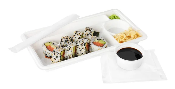 食品交付 有美味寿司卷和白底酱油碗的塑料容器 — 图库照片