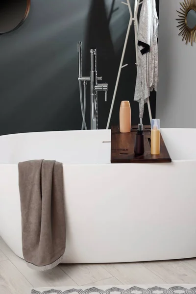 Elegante Baño Interior Con Bañera Cerámica Productos Cosméticos — Foto de Stock
