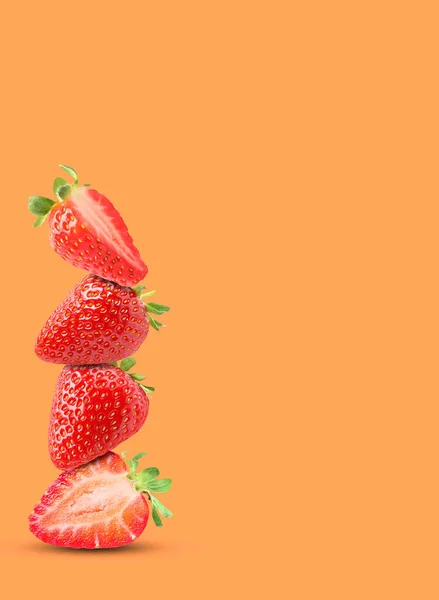 Montón Fresas Frescas Sobre Fondo Naranja Espacio Para Texto — Foto de Stock