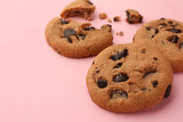 Délicieux Biscuits Aux Pépites Chocolat Sur Fond Rose Pâle Gros — Photo