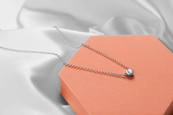 Piękny Naszyjnik Kamieniem Pomarańczowym Podium Luksusowa Biżuteria — Zdjęcie stockowe