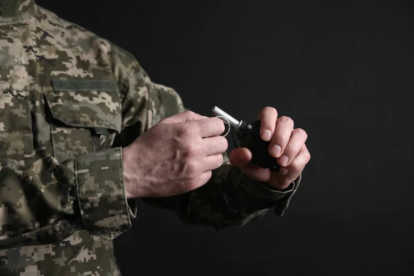 Żołnierz Wyciągający Agrafkę Granatu Czarnym Tle Zbliżenie Służba Wojskowa — Zdjęcie stockowe