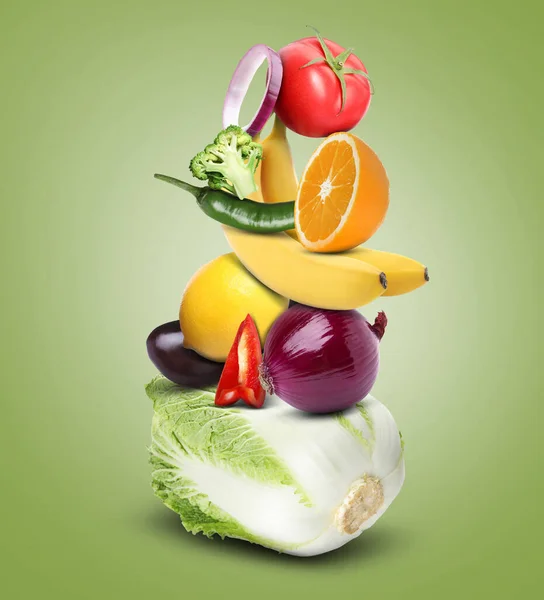 Pilha Diferentes Vegetais Frutas Fundo Verde Amarelo Pálido — Fotografia de Stock