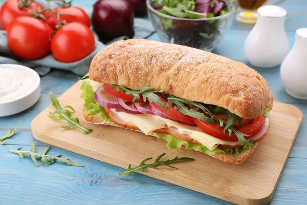 Heerlijke Sandwich Met Verse Groenten Kaas Arugula Lichtblauwe Houten Tafel — Stockfoto