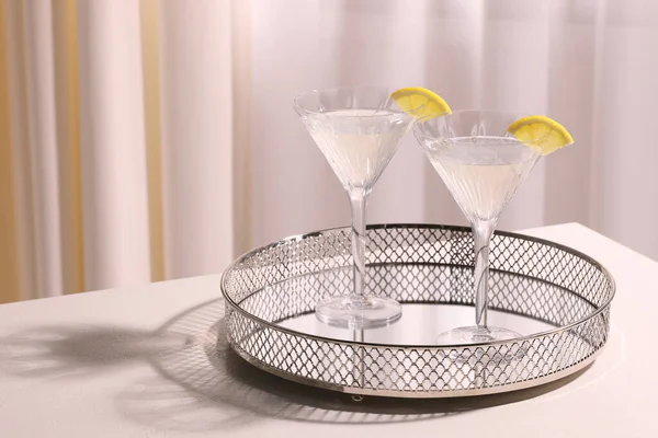 Taca Martini Szklanki Świeżego Koktajlu Plasterki Cytryny Białym Stole Pomieszczeniach — Zdjęcie stockowe