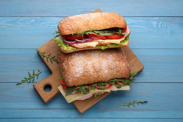 Heerlijke Sandwiches Met Verse Groenten Kaas Arugula Lichtblauwe Houten Tafel — Stockfoto