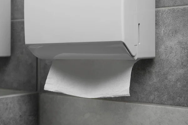 Nieuwe Papieren Handdoek Dispenser Opknoping Aan Muur Close — Stockfoto