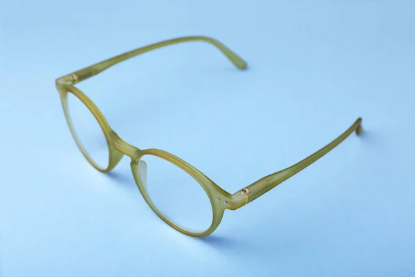 Açık Mavi Arkaplanda Düzeltici Lensli Gözlük — Stok fotoğraf