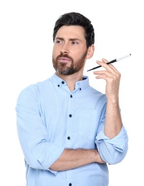 Sigara içmek için beyaz sigara tutacağı kullanan adam.