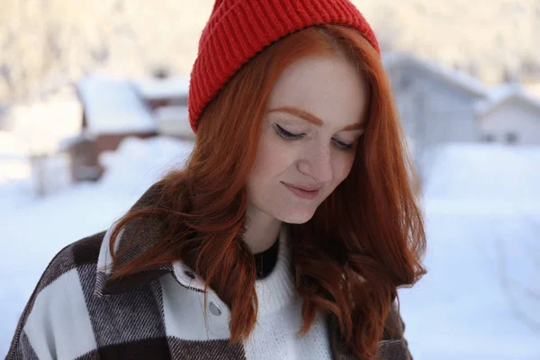 Portret Pięknej Młodej Kobiety Śnieżny Dzień Świeżym Powietrzu Zimowe Wakacje — Zdjęcie stockowe
