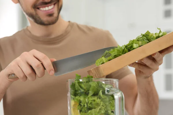 Man Adding Cut Spinach Delicious Smoothie Indoors Closeup — Stock Photo, Image