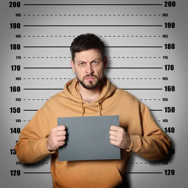Brottsmord Arresterad Man Med Tomt Kort Mot Höjdkurva — Stockfoto
