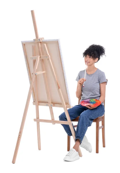 Mujer Joven Sosteniendo Pincel Paleta Artista Cerca Del Caballete Con — Foto de Stock