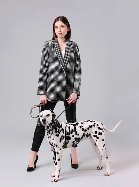 Mooie Jonge Vrouw Met Haar Schattige Dalmatische Hond Lichtgrijze Achtergrond — Stockfoto