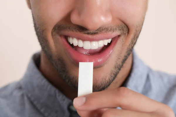 Man Chewing Gum Blurred Background Closeup — Stock Photo, Image