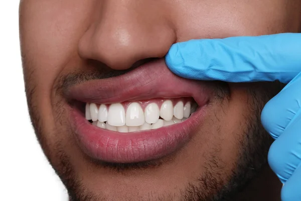 Tandläkare Undersöker Mannens Tandkött Vit Bakgrund Närbild — Stockfoto