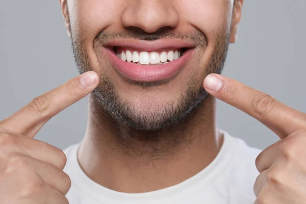 灰色の背景に健康な歯茎を示す男 クローズアップ — ストック写真