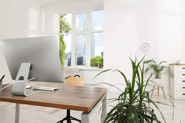 Cómodo Lugar Trabajo Una Habitación Elegante Oficina Casa —  Fotos de Stock