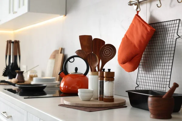Mutfaktaki Mutfak Tezgahında Farklı Mutfak Aletleri Tabaklar Var — Stok fotoğraf