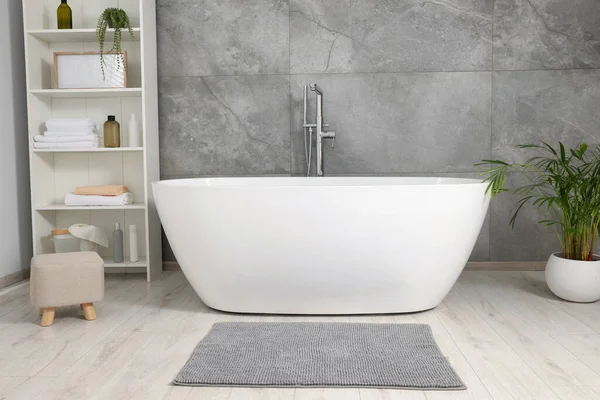 Elegante Baño Interior Con Bañera Cerámica Productos Cuidado Toallas Gabinete — Foto de Stock
