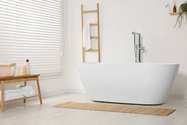 Elegante Baño Interior Con Bañera Cerámica Productos Cuidado Toallas Rizo — Foto de Stock