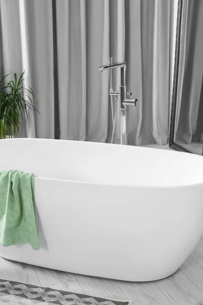 Elegante Bañera Blanca Con Toalla Baño Diseño Interiores —  Fotos de Stock