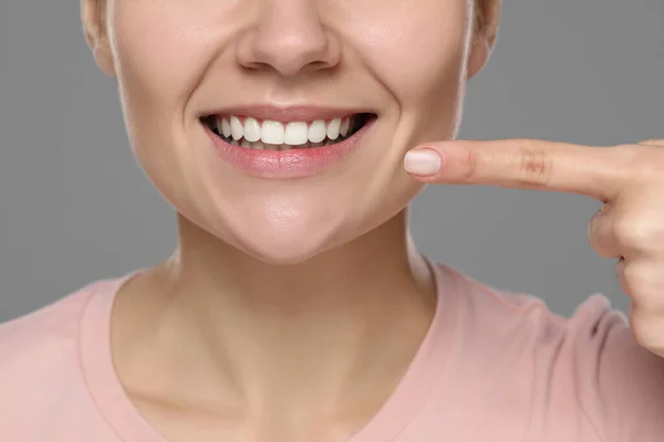 灰色の背景に健康な歯茎を示す女性 クローズアップ — ストック写真