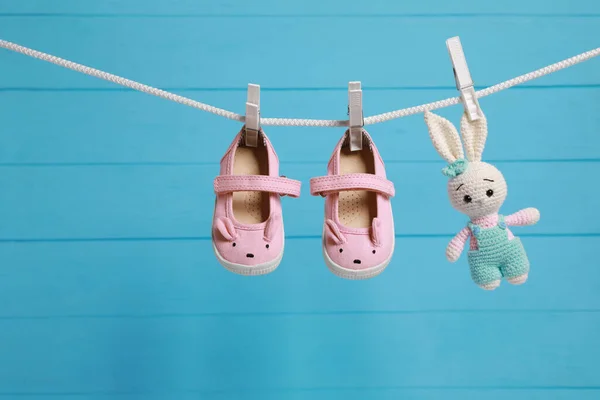 Roztomilé Dětské Boty Háčkované Hračky Sušení Mycí Lince Proti Světle — Stock fotografie