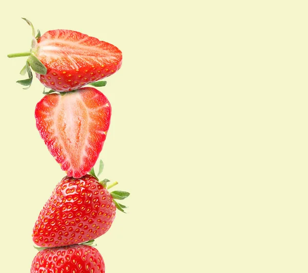 Stapel Frischer Erdbeeren Auf Beigem Hintergrund Platz Für Text — Stockfoto