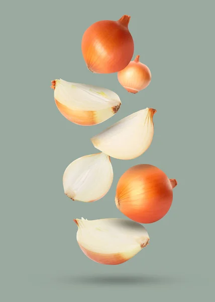 Cut Whole Onions Falling Light Grey Background — Stock Photo, Image