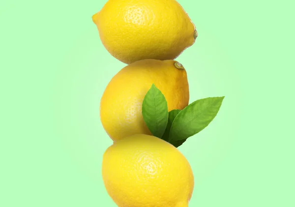 Куча Свежих Лимонов Листьями Светло Зеленом Фоне — стоковое фото