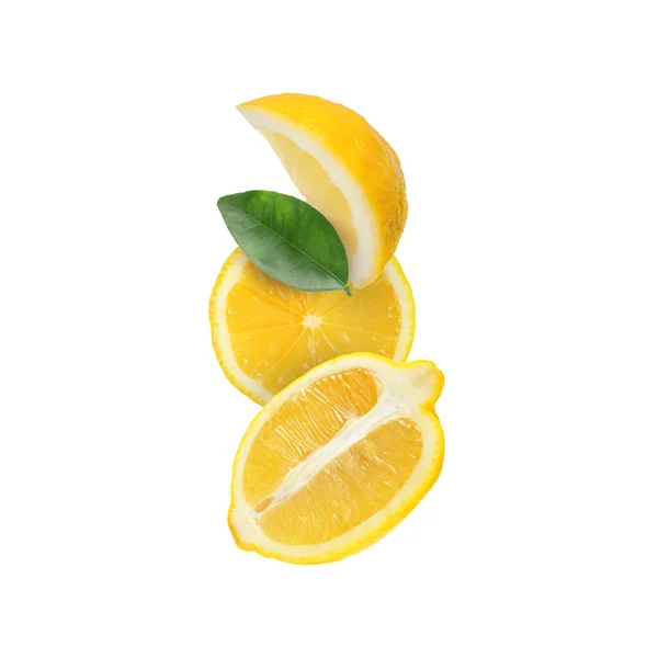 Вырезать Свежие Лимоны Зеленым Листом Изолированы Белом — стоковое фото