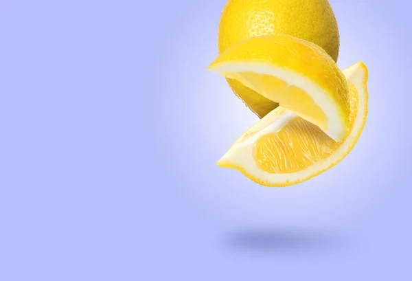 Färska Citroner Faller Pastell Lila Bakgrund Utrymme För Text — Stockfoto