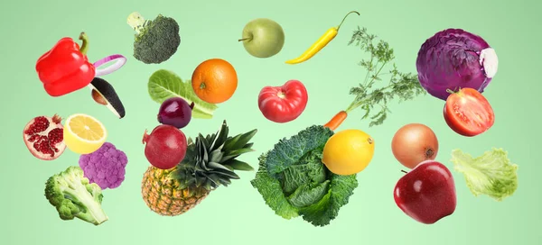 Muitos Vegetais Frescos Frutas Caindo Fundo Verde Claro — Fotografia de Stock