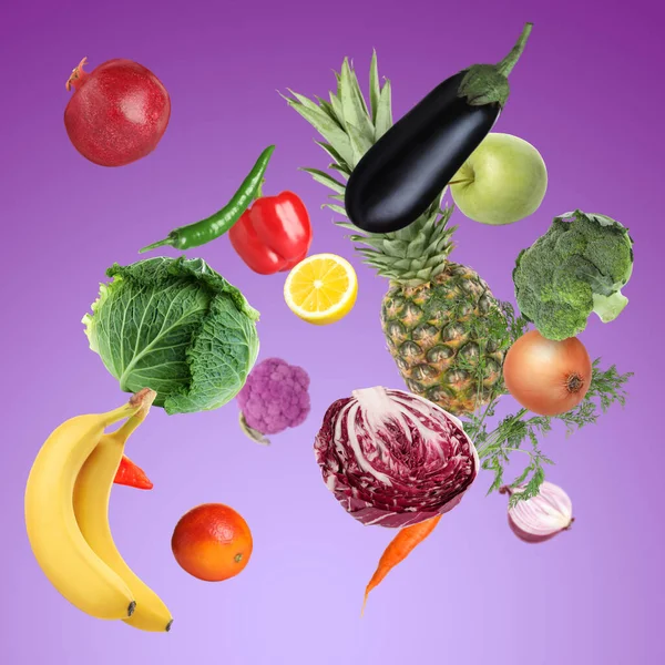 Många Färska Grönsaker Och Frukter Faller Lila Bakgrund — Stockfoto