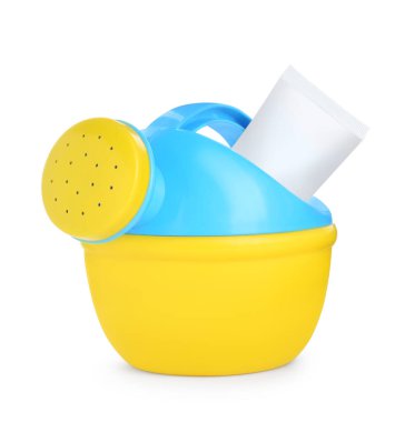 Beyaz arka planda güneş yanığı ürünü ve plastik plaj oyuncağı